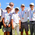 Jóvenes premiados en campeonato de golf