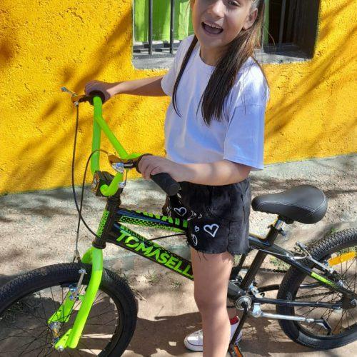 niña con bicicleta