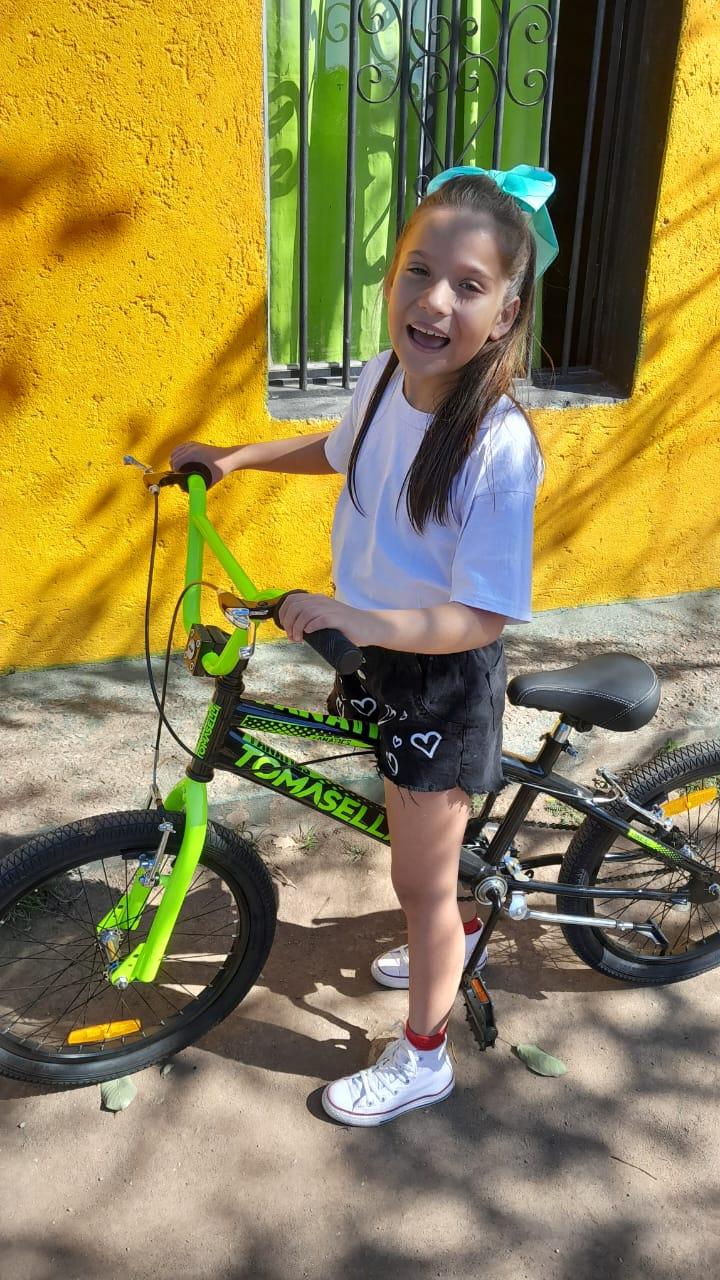 niña con bicicleta